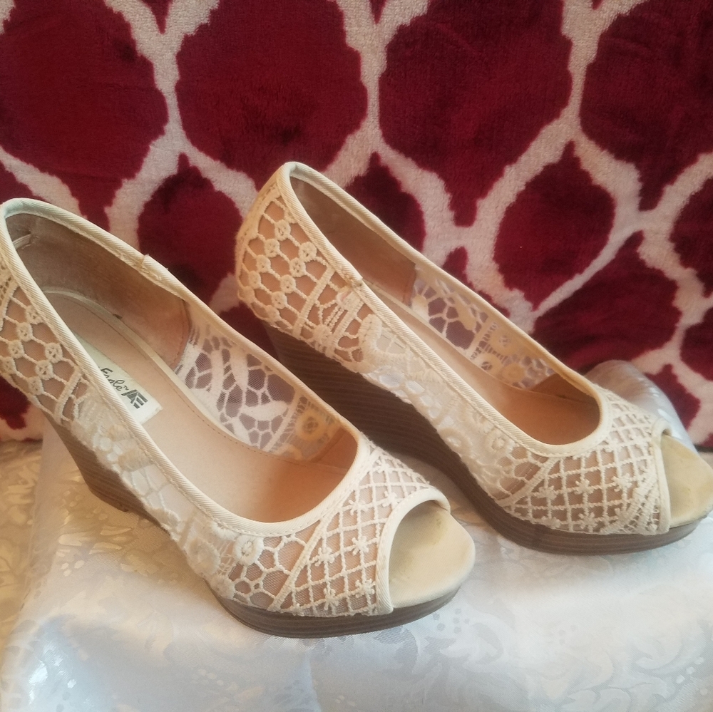 American Eagle white wedges